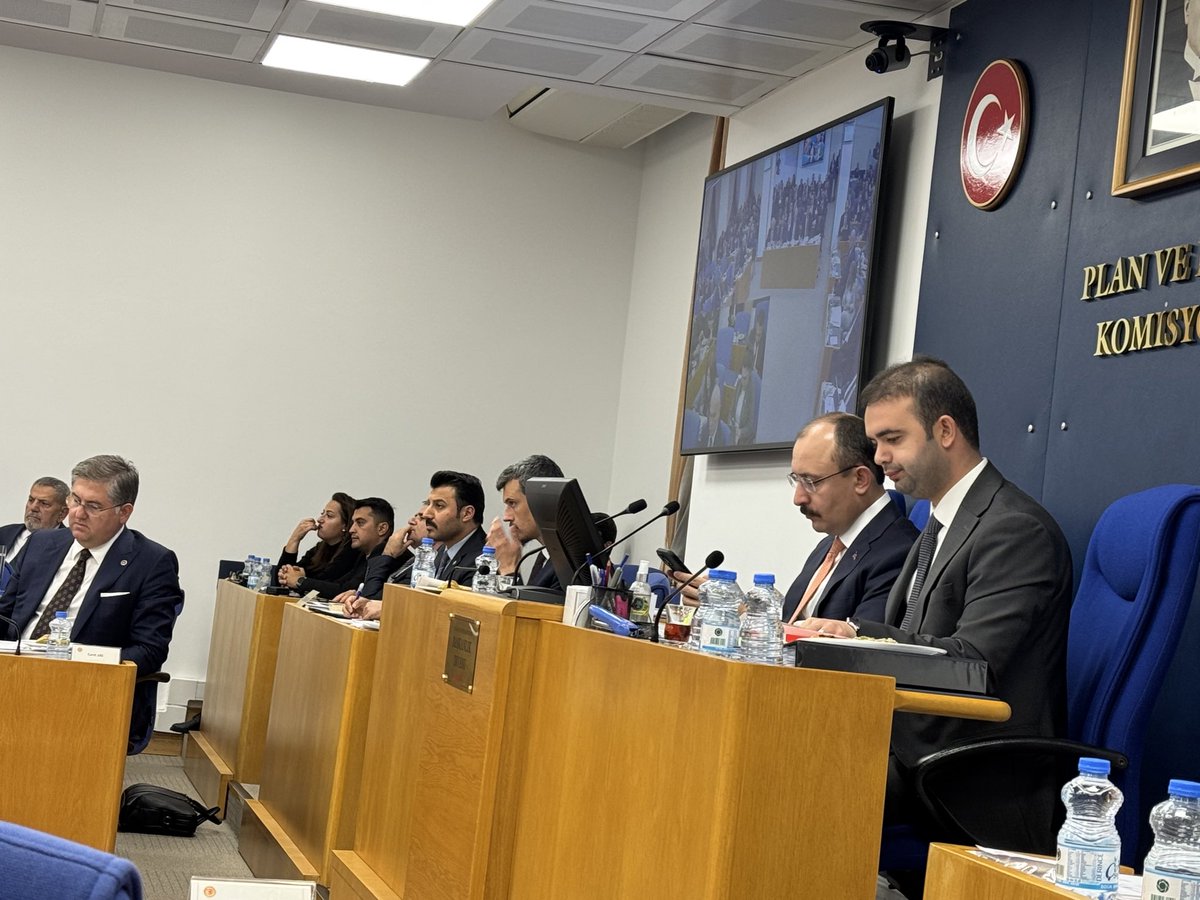 ejderacikkapi's tweet photo. TBMM Plan ve Bütçe Komisyonu çalışmalarımızda; 

 Başkanımız Sayın @NumanKurtulmus beye yönelik @55erhanusta tarafından sergilenen akıl almaz, tahammül sınırlarını zorlayan, vicdandan yoksun hadsiz yakıştırmaları en güçlü şekilde kınıyorum.

Yüce Meclis’in çatısı altında millet iradesinin tecelligahında TBMM bütçesinin görüşmeleri esnasında, Meclis Başkanımıza yöneltilen seviyesiz sözler sadece Sayın Başkanımıza değil, meclisimizin itibarına ve milletimizin iradesine yapılmış bir saldırıdır.

Eleştiri başka, saygısızlık başkadır.

Meclis adabını hiçe saymak, siyaseti seviyesizleştirmek ve kirletme, iftira  temelli davranış kimsenin hakkı değildir.

Milletimizin verdiği yetkiyi hırslarına perde yapanlar, devlet terbiyesini öğrenmelidir.

Biz, milletimizin emanetine sahip çıkmaya; Meclisimizin vakarından, devlet geleneğinden ve demokratik olgunluğumuzdan taviz vermeden çalışmaya devam edeceğiz.