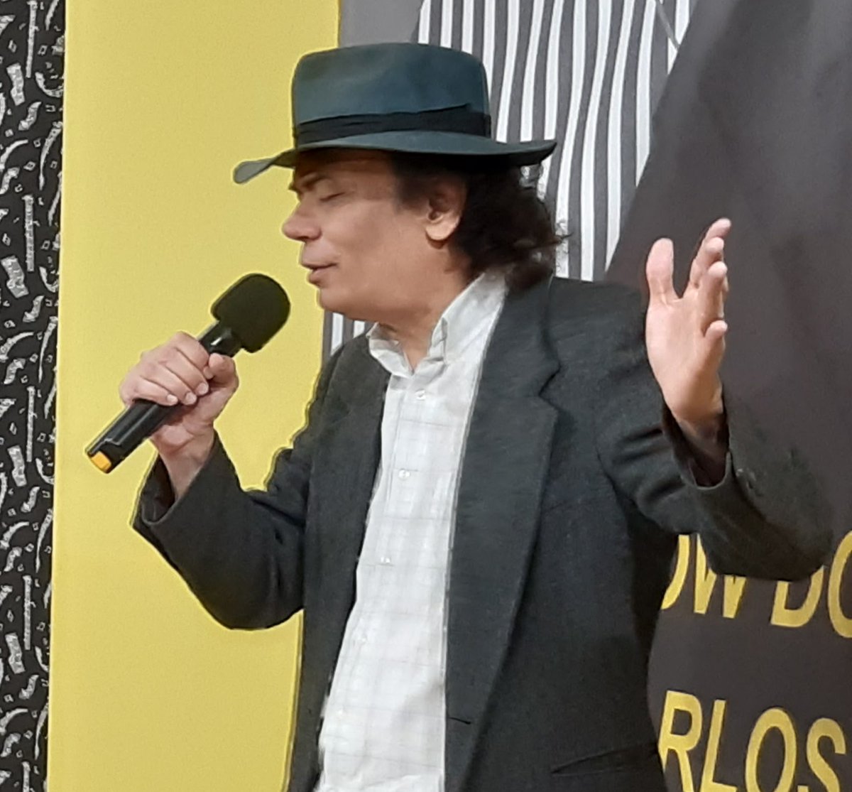 jadercantor's tweet image. Compor e cantar é homenagear nossas emoções, nossos sentimentos, nossas percepções sobre a vida, nossos amores... Eu vou por aí, conforme as permissões de Deus, tentando exercer esse ofício por onde me deixam... E vamoquevamo porque o som e o show não podem parar 📷📷📷
#cantor