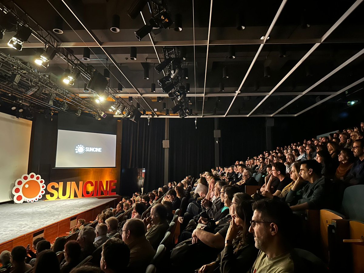 🎬 Emoción, inspiración y un teatro lleno.
Así inauguramos el #SUNCINE32 en CaixaForum Barcelona.
🌿 Homenaje a Jane Goodall por Claudio Lauria.
🎤 Presentación brillante de Cori Calero.
🐘 Ovación para KAZA, de Xavier Aldekoa.
Más que un festival, una familia unida por el cine y