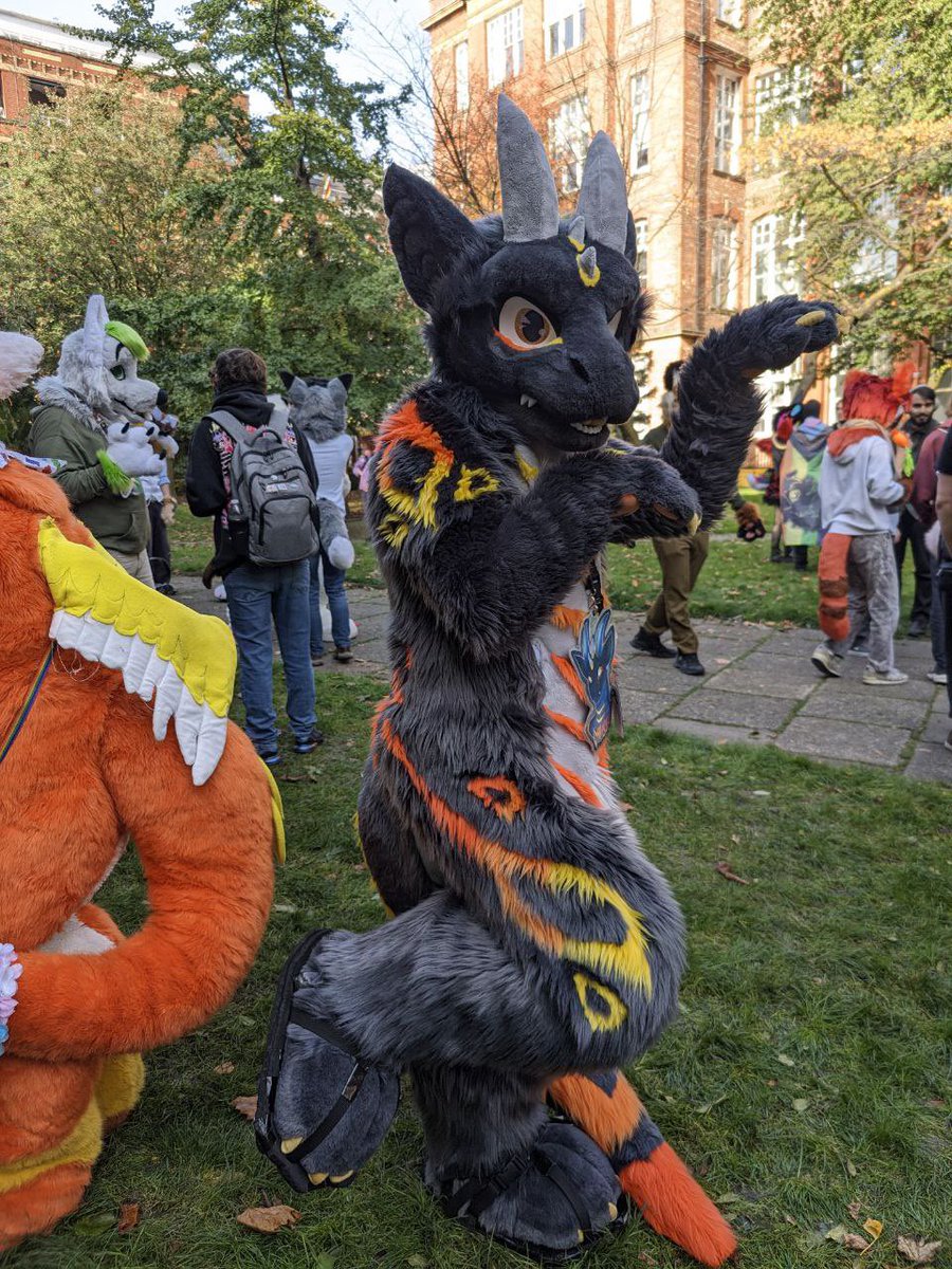 Alex the Lion aaaa pose 

Enjoy your Halloween :3 

#FursuitFriday