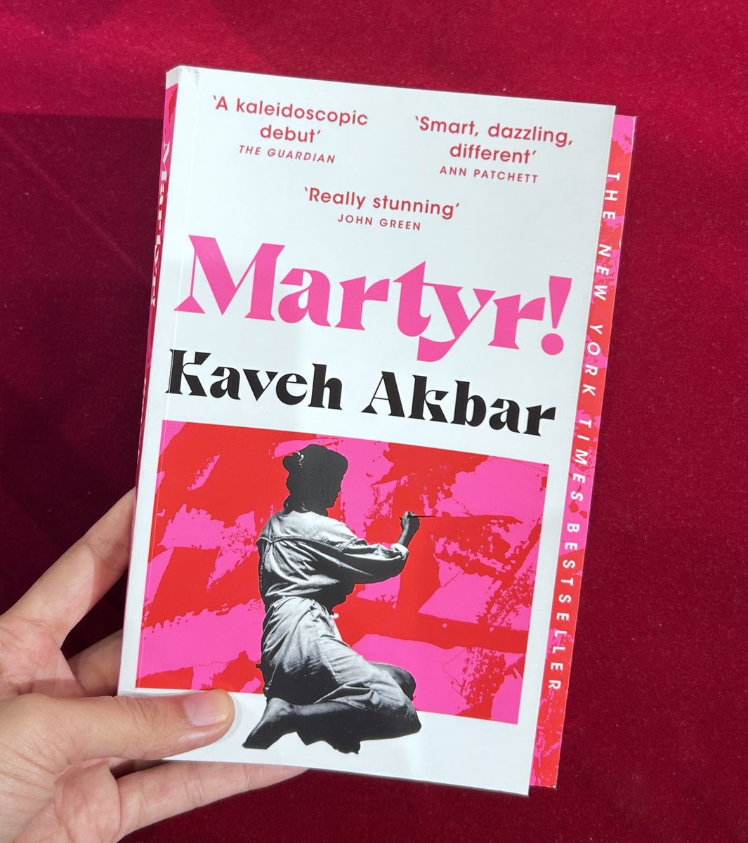 wildberrytea11's tweet photo. หนึ่งในหนังสือที่คิดว่ามีธีมน่าสนใจดีคือ Martyr! ของ Kaveh Akbar ที่พูดถึง Cyrus Shams กวีชาวอิหร่าน-อเมริกันผู้ดิ้นรนกับช่วงฟื้นฟูอาการติดเหล้าและหมกมุ่นอยู่กับแนวคิดเรื่อง “มรณสักขี (Martyrdom)” เลยพยายามหาความหมายให้ชีวิตรวมถึงความตายของตัวเองไปพร้อมกัน #BerryRead https://t.co/aKLAP8NMxo