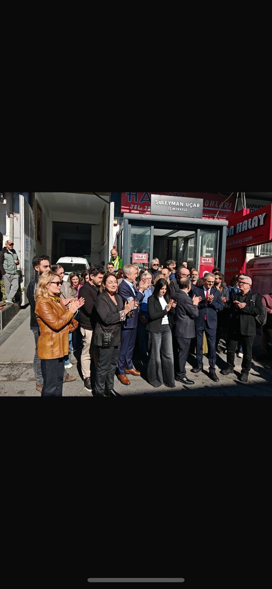 Dile kolay 8 yıl. Ne mücadeleler, ne zorluklarla büyüttük <a href="/drmyanardag/">Merdan Yanardağ Gazetecidir</a> <a href="/merdanyanardag/">Merdan Yanardağ</a> öncülüğünde bir bebek gibi #Tele1 ‘i. Ne güzel anılar, dostluklar biriktirdik.Her zaman en büyük desteğimiz izleyicilerimiz oldu. Çok teşekkürler. Sizi seviyorum.Görüşmek üzere.❤️🙏🌺