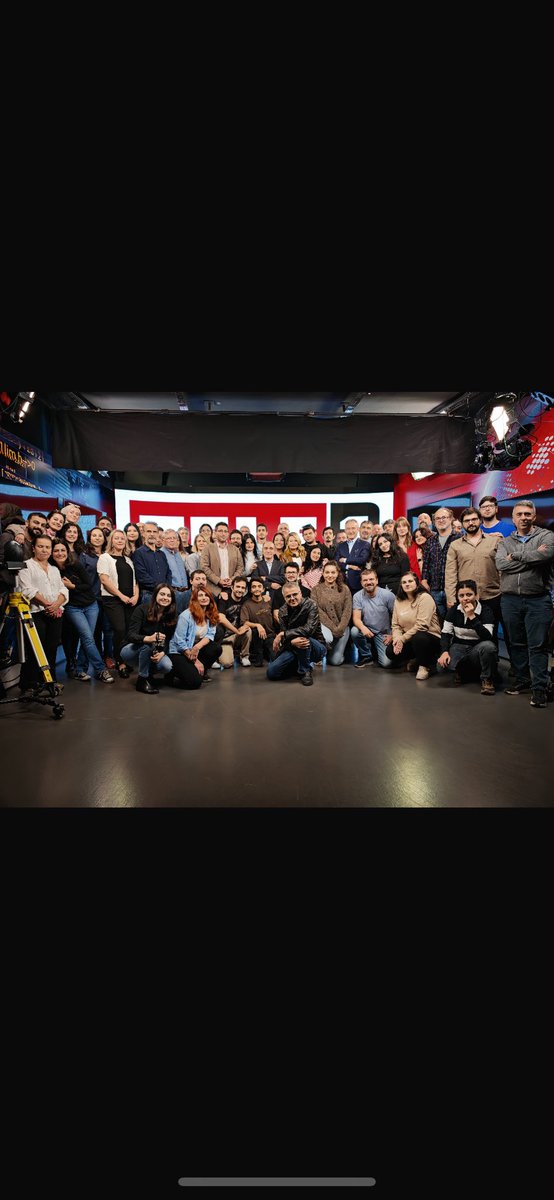 evrenozalkus's tweet photo. Dile kolay 8 yıl. Ne mücadeleler, ne zorluklarla büyüttük @drmyanardag @merdanyanardag öncülüğünde bir bebek gibi #Tele1 ‘i. Ne güzel anılar, dostluklar biriktirdik.Her zaman en büyük desteğimiz izleyicilerimiz oldu. Çok teşekkürler. Sizi seviyorum.Görüşmek üzere.❤️🙏🌺 https://t.co/UcZoQr4JKE