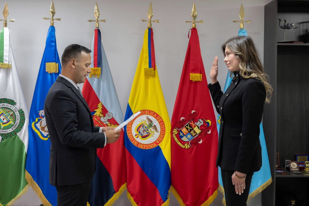 DefensaCivilCo's tweet photo. Ana M. Mejía Zapata, nueva Directora General de la @DefensaCivilCo Con una destacada trayectoria en la Fuerza Aérea, experiencia en gestión pública y formación académica de alto nivel, asume el liderazgo de la institución humanitaria más grande del país. https://t.co/IlxCpwcnVF https://t.co/aOHQKdjhLx