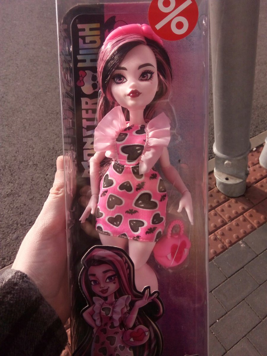 Today I fulfilled my childhood dream✨ It's a shame, of course, that this Draculaura isn't from G1, but I don't mind🤗
Happy Halloween, everyone!❤️