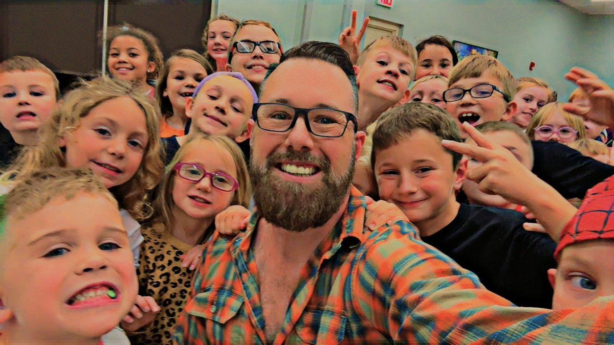 HOSMrScience's tweet image. Happy Halloween! Iโm chillinโ with some of the coolest little ghosts and goblins, doing some of the spookiest science experiments, at the Woodford County Library. ๐๐ป #HookedOnScience #SpookySTEM #MrScience