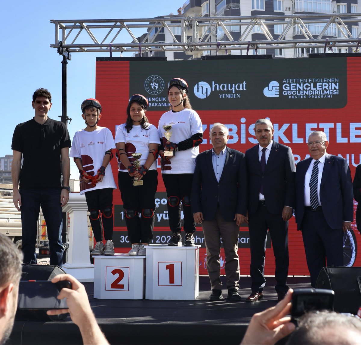 Dün Kahramanmaraş’ta çok anlamlı bir etkinlikteydim.
Hayat Yeniden Vakfı’nın düzenlediği “Kırmızı Bisikletle Yeniden Doğuş Maratonu” nda yer almak büyük bir gururdu. 🚴‍♀️

Depremden etkilenen 100 çocuğa 100 bisiklet.
Bir hediyeden fazlasıydı bu yeniden doğuşun ve umudun simgesi. 💫