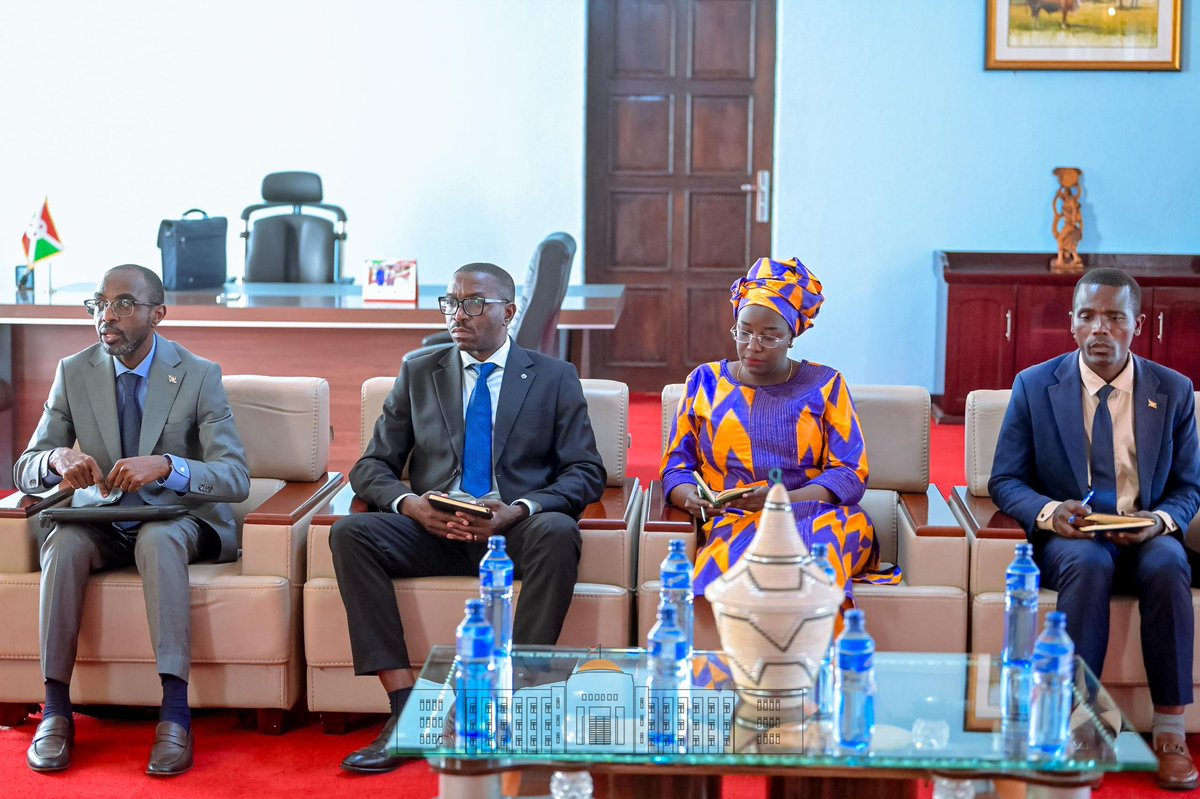 S.E <a href="/GeneralNeva/">SE Evariste Ndayishimiye</a>, Chef de l’Etat #Burundi-ais, a reçu ce 31/10 au Palais de <a href="/Gitega/">Province Gitega</a> une délégation du groupe de la <a href="/Banquemondiale/">Banque mondiale</a> conduite par Mme Elena Bourganskaia, Vice-présidente de l’#IFC chargée de la Stratégie et de l’Appui aux opérations, en visite au #Burundi