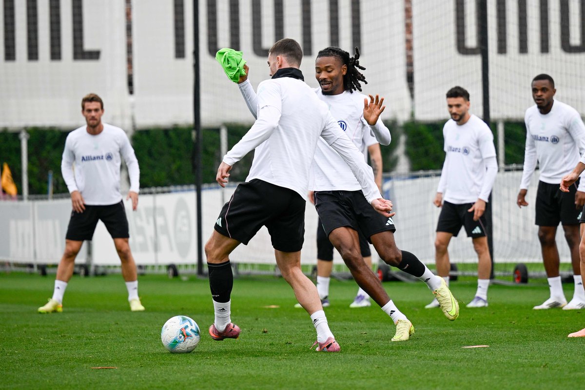 juventusfc's tweet photo. Primo allenamento in campo agli ordini di mister Spalletti 🫡 https://t.co/rMXRBoYu8V