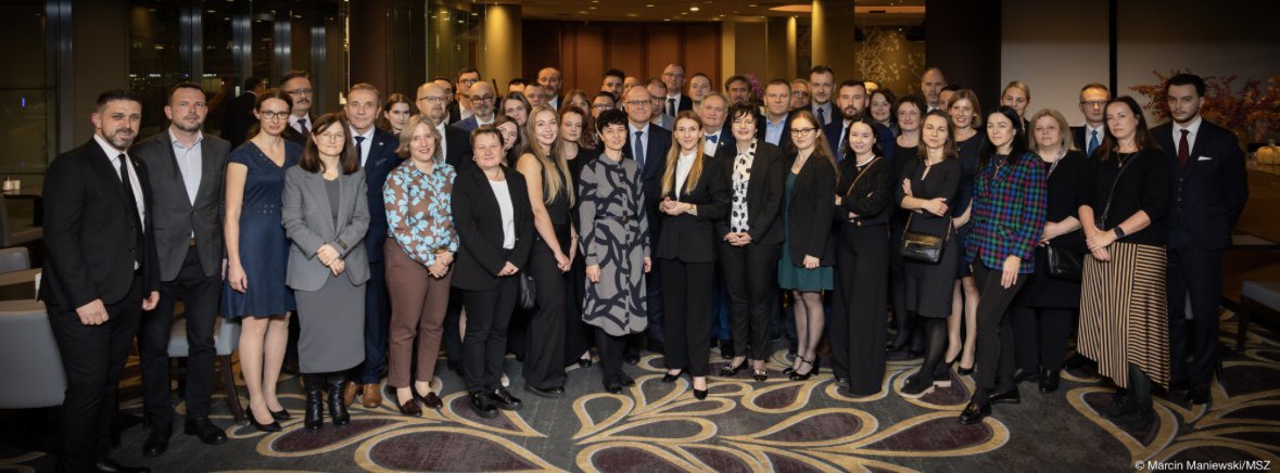 W dniach 29-30 października odbyło się spotkanie sieci RODM, Urzędów Marszałkowskich oraz korporacji samorządowych, które zainaugurował Szef Służby Zagranicznej Rafał Wiśniewski.

Omówiono m. in. 
🔹 współpracę z MSZ
🔹 przeciwdziałanie dezinformacji
🔹 protokół dyplomatyczny 
🔹