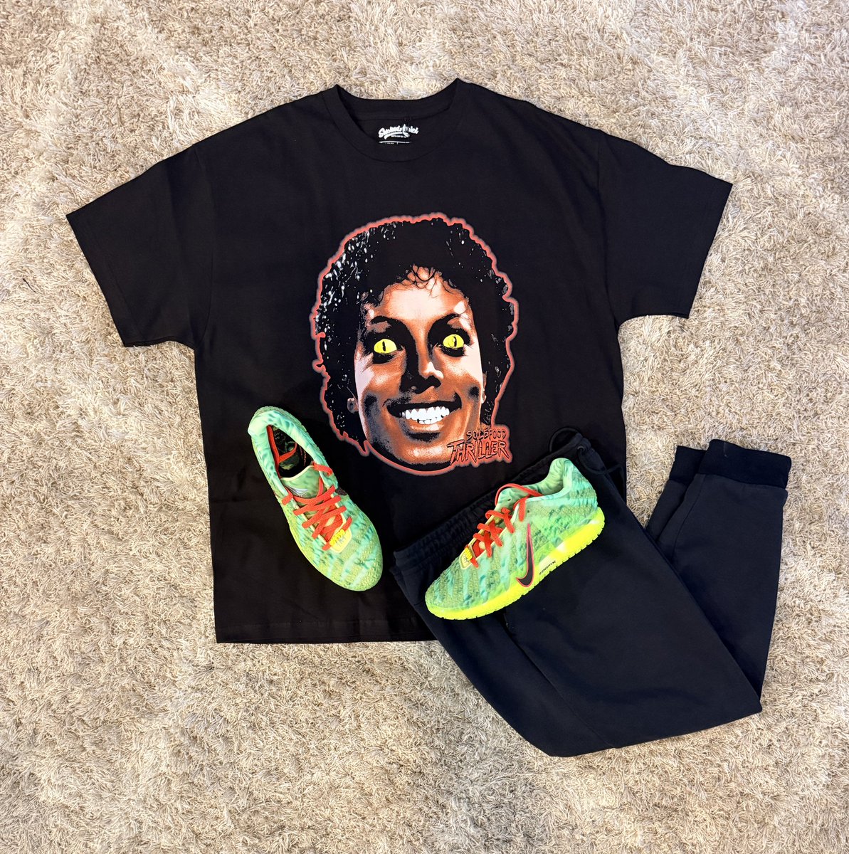 p_kicks23's tweet photo. Shout out to @SolefoodApparel for the dope tee!!
Todays on 👣 from your friendly neighborhood mailman 📬
Nike Ja 3 “Zombie”
Style Code: HV9923-700
Release Date: October 21, 2025
Price: $140
#sneakerhead #YourSneakersareDope #sneakeradmirals #complexkicks #kotd https://t.co/3A5XIPEltW