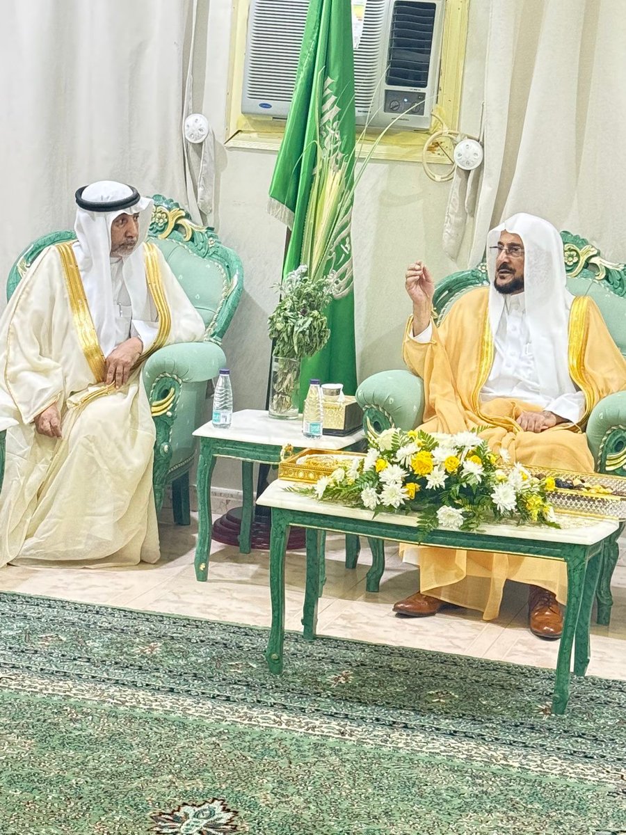 سعدنا اليوم بزيارة معالي وزير الشؤون الإسلامية والدعوة والإرشاد الدكتور عبداللطيف بن عبدالعزيز آل الشيخ إلى منزلنا بمحافظة غامد الزناد، في زيارةٍ تعبّر عن عمق الروابط والتلاحم بين القيادة والمواطنين.
نتقدم بخالص الشكر والتقدير لمعالي الوزير على هذه اللفتة الكريمة، والتي كان لها