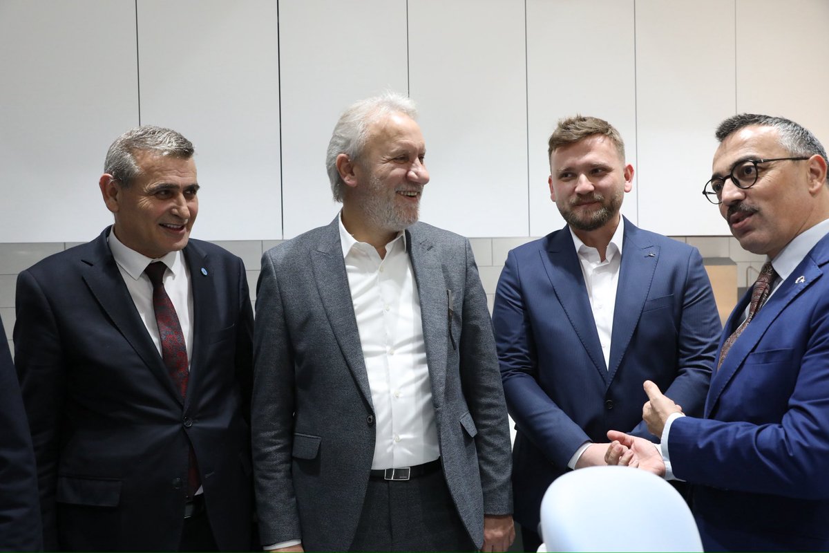 Özel İnegöl İnci Dental Ağız ve Diş Sağlığı Polikliniği’nin açılışına katıldık.
Şehrimize ve Mustafa Ertuğrul Aydın ailesine hayırlı olmasını dilerim.