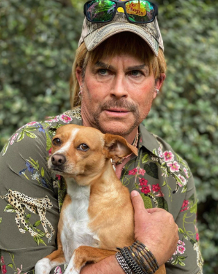 🎃 Happy HOWL-OWEEN from our Tiger King Rob Lowe, his fierce sidekick Bella the Tiger, and the entire Ultimate Pet Nutrition crew! 🐾👑

#Halloween #Howloween #RobLowe #TigerKing #UltimatePetNutrition