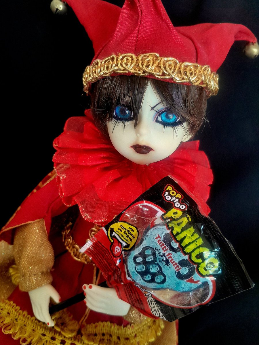 semiramizer's tweet image. happy halloween! he got a lollipop