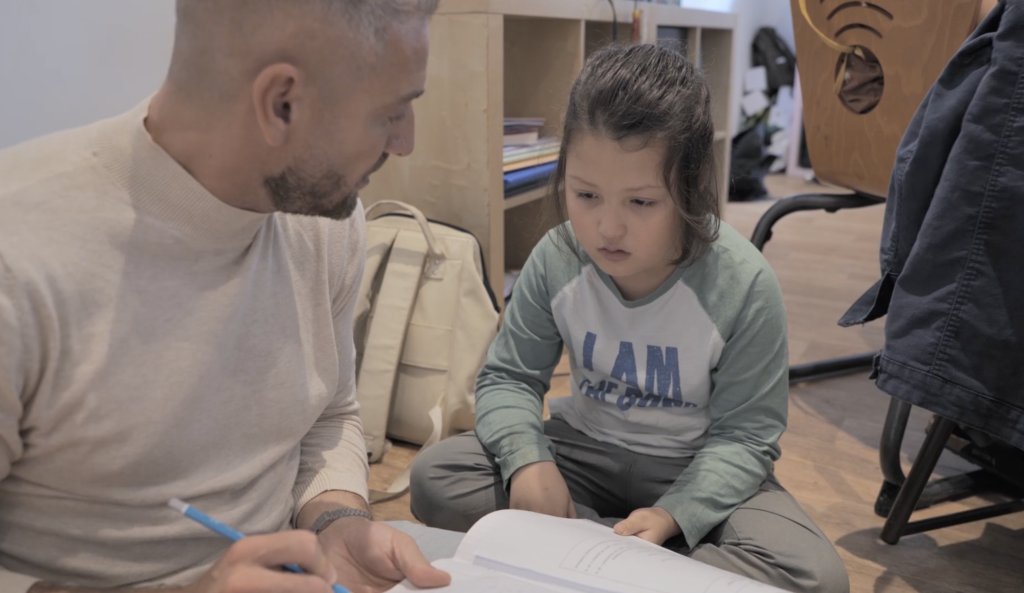 HikariGroupe's tweet image. 📟 Ils s&apos;appellent Léo, Anne-Rose, Lou ou Emil. Ils sont HPI ou autiste, ont souffert de phobie scolaire ou de harcèlement. Tous ont en commun leur fragilité. 
Classes à part, un documentaire de François Cauwel à découvrir sur Wéo dimanche 2 novembre à 20h
#weo #hautsdefrance