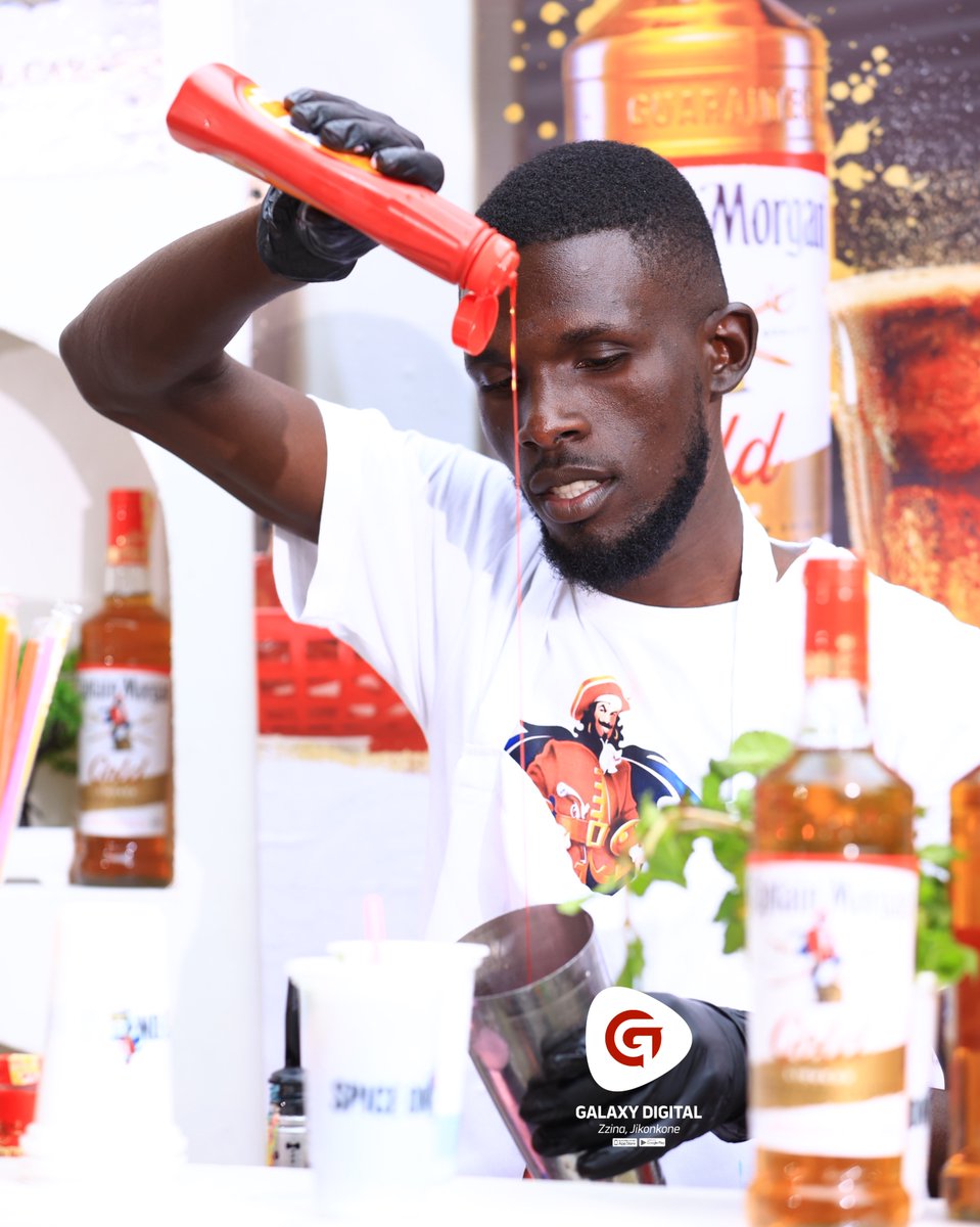 GalaxyTVUg's tweet image. Cocktails are flowing in plenty at the #JikonkoneBigBang.

#CaptainMorganUG Cheers your vibes!

#SpiceOn | #JikonkoneBigBang | #ZzinaLifeStyle