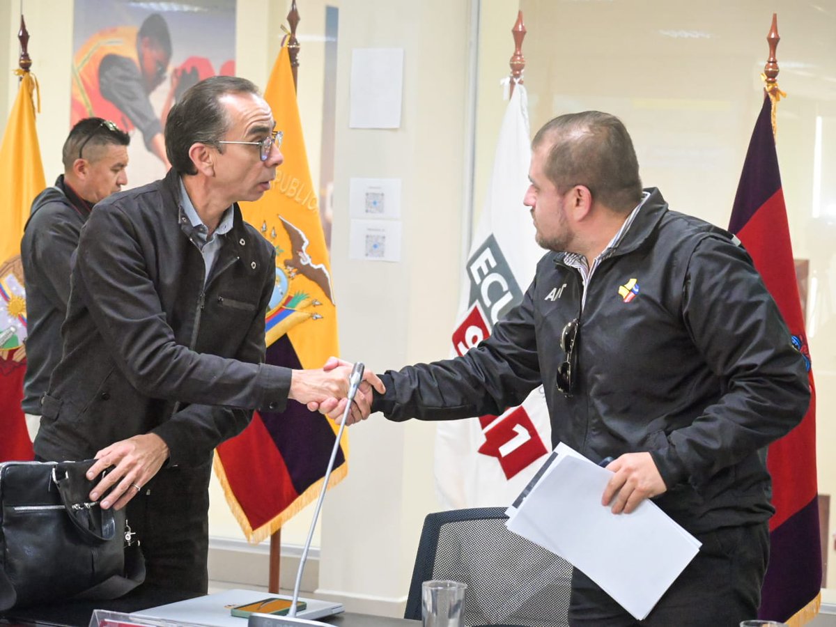 ANT_ECUADOR's tweet photo. ¡Por un feriado con cero siniestros de tránsito! 🏍️🚙🚌🚚

En rueda de prensa, junto a autoridades del @ECU911_, @MinGobiernoEc, @MIT_Ecuador, @TurismoEc, @FFAAECUADOR y @PoliciaEcuador, informamos las acciones a realizar durante el feriado por la #IndependenciaDeCuenca y #DíaDeDifuntos.

✅ Actualización del estado vial a través de las cuentas oficiales del MIT.
✅ Operativos en todas las terminales terrestres a escala nacional, con apoyo de los entes de control y GAD municipales 👮🚔.
✅ No se cobrarán valores en los peajes de las vías concesionadas por el MIT.

Invitamos a la ciudadanía a cambiar nuestro comportamiento y conducir con velocidad moderada.

¡La #SeguridadVial es corresponsabilidad de todos 💪!

#ANTEnAcción
#ElNuevoEcuador