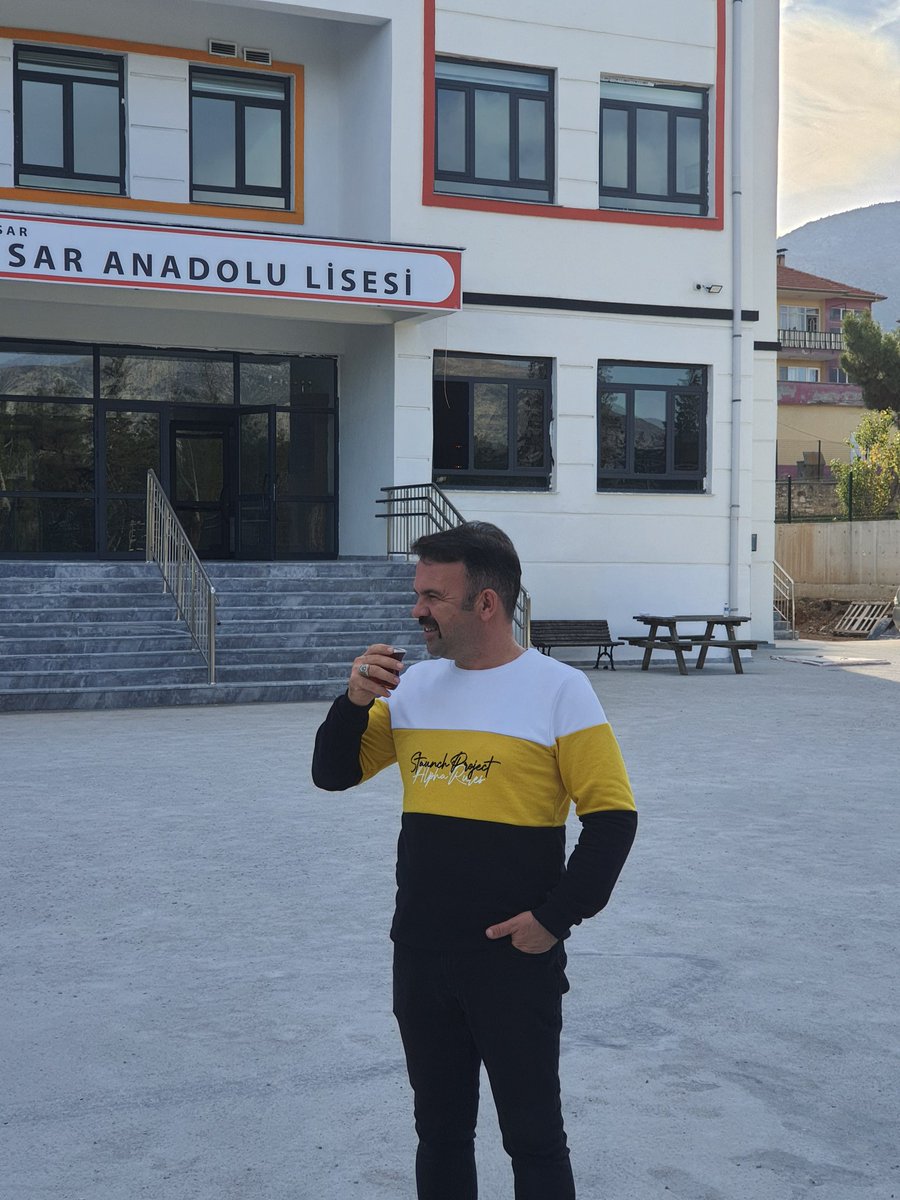 MuhammetGulec's tweet photo. Bazen tüm duygularını bir 'tamam'a, tüm yorgunluğunu bir bardak çaya sığdırırsın hâfızım !

Vakit, çay vakti... https://t.co/UGmhAXAbVS