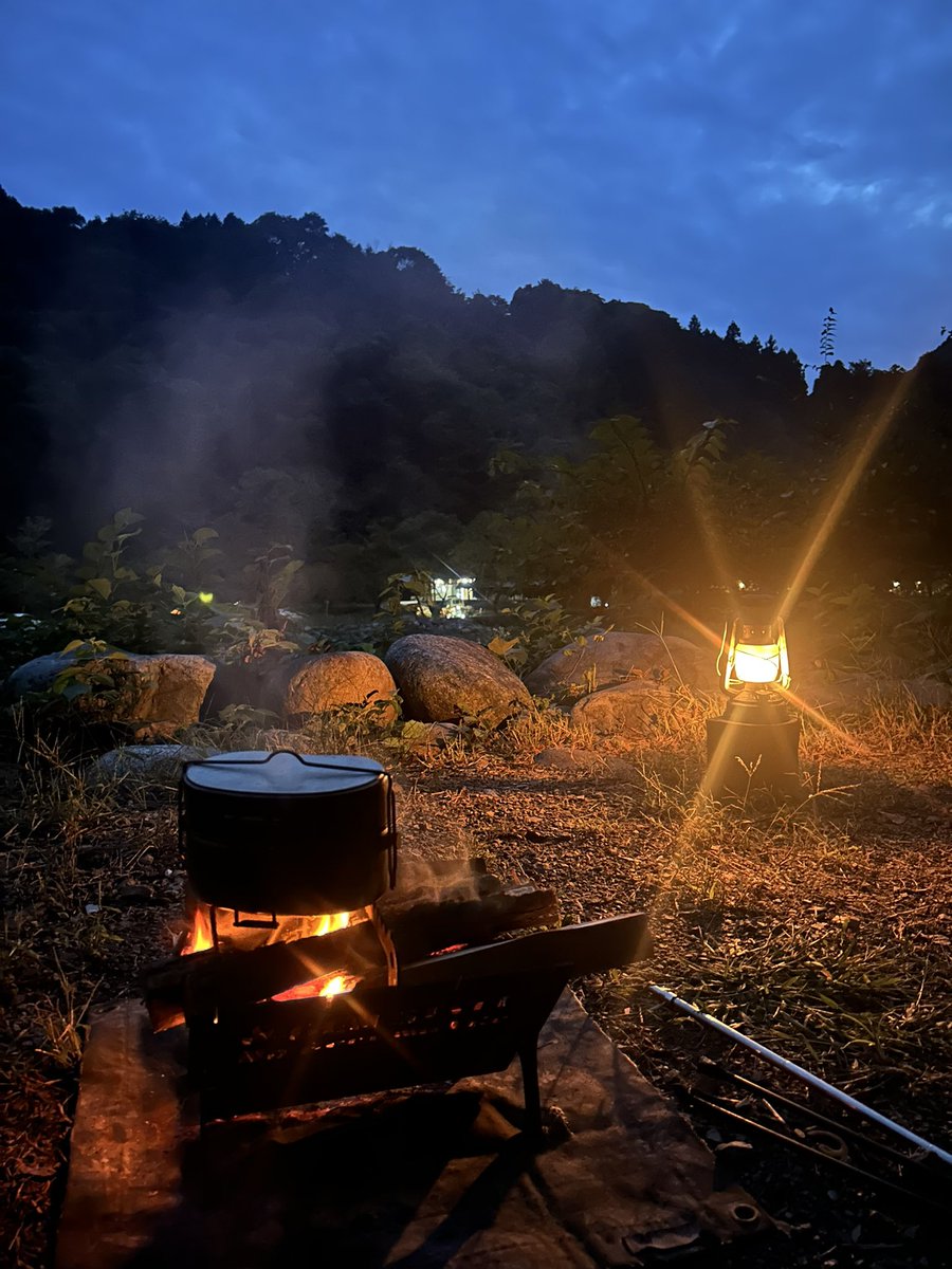 Gen53948738's tweet photo. #10月のキャンプを写真4枚で振り返る
いろいろ忙しく、ソロキャン1泊のみ
この日も実家の所用を済ませ17時ちょい前にキャンプ場イン
ヘリノックス忘れてジベタリアン
#新戸キャンプ場
#ソロティピー1TC
#フジノハガネ
#戦闘飯盒2型 https://t.co/aFqqR6x3tY