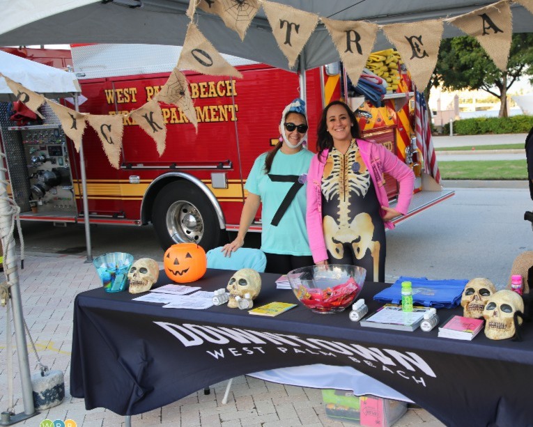 WestPalmDDA's tweet photo. Our DDA team had a great time volunteering at Clematis by Fright, meeting the community, handing out candy, and celebrating Halloween in @DowntownWPB!  Thanks to everyone who joined the fun. 
Have a safe &amp; happy Halloween! 👻🎃 https://t.co/tOuNcGLfhx