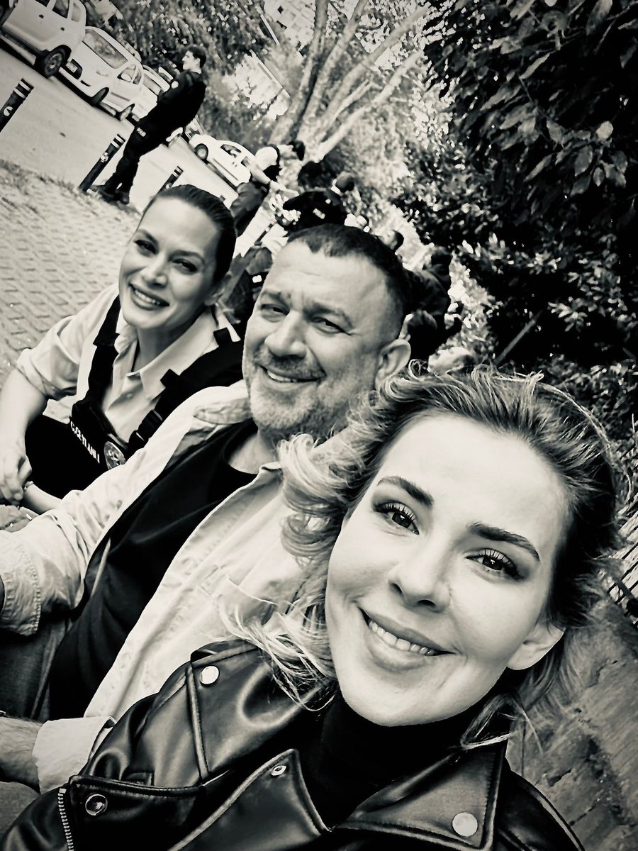arkaasokaklarrr's tweet photo. Selfienin orijinalini getirdim! ❤️

#ArkaSokaklar yeni bölümüyle bu akşam 20.00'de #KanalD'de!

@KanalD @DMediaOfficial https://t.co/On37SGyOtI