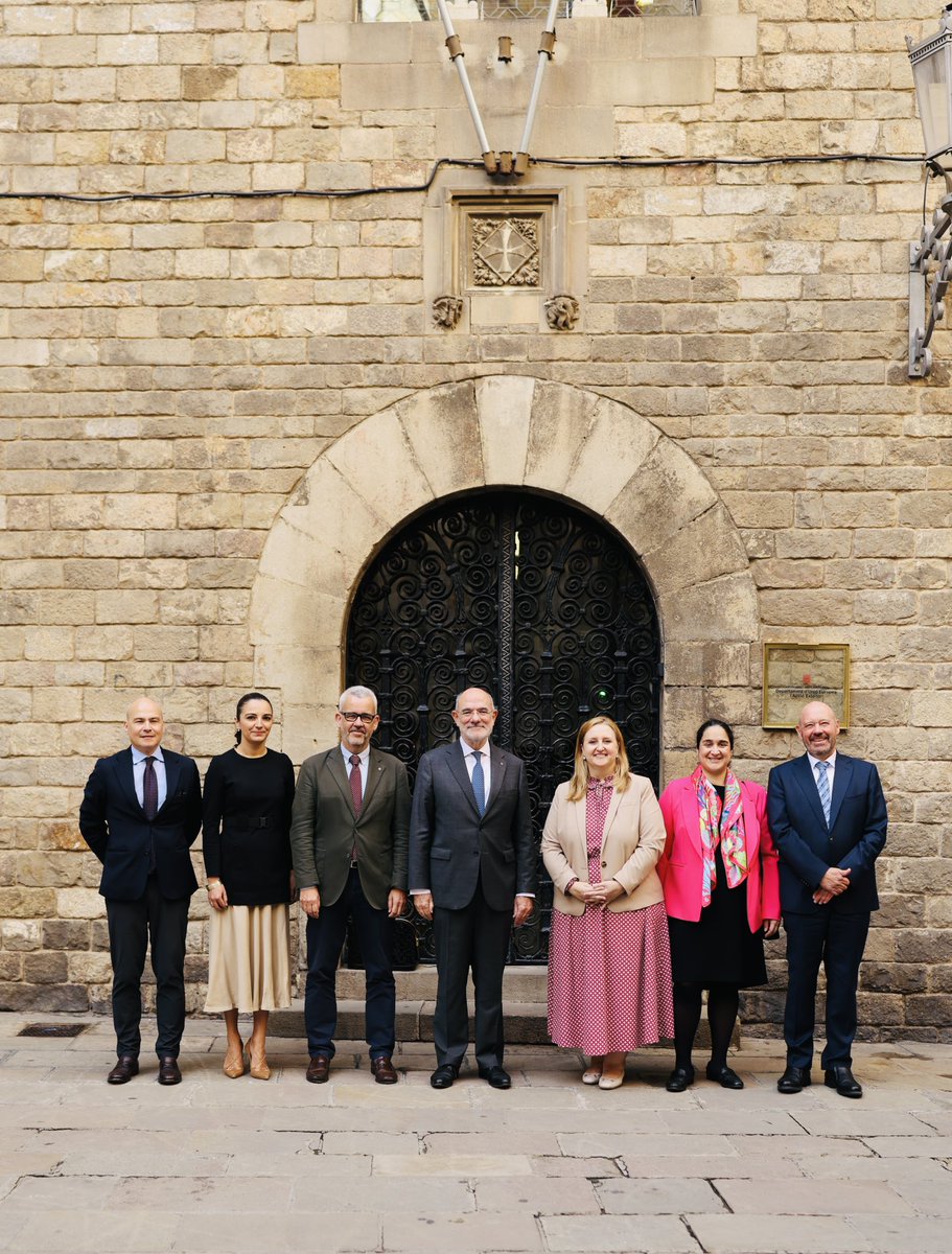 jduch's tweet photo. Content de rebre de nou els cònsols generals de la UE presents a Barcelona, amb qui he actualitzat les prioritats del @govern.

Reflectir la veu dels governs regionals en el nou Marc Financer Pluriennal i consolidar la capitalitat mediterrània de Catalunya són objectius centrals. https://t.co/dIOrkw5fzX