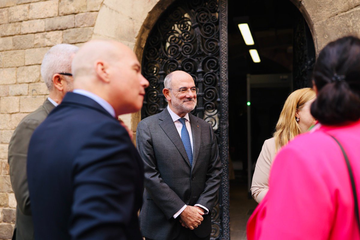 jduch's tweet photo. Content de rebre de nou els cònsols generals de la UE presents a Barcelona, amb qui he actualitzat les prioritats del @govern.

Reflectir la veu dels governs regionals en el nou Marc Financer Pluriennal i consolidar la capitalitat mediterrània de Catalunya són objectius centrals. https://t.co/dIOrkw5fzX