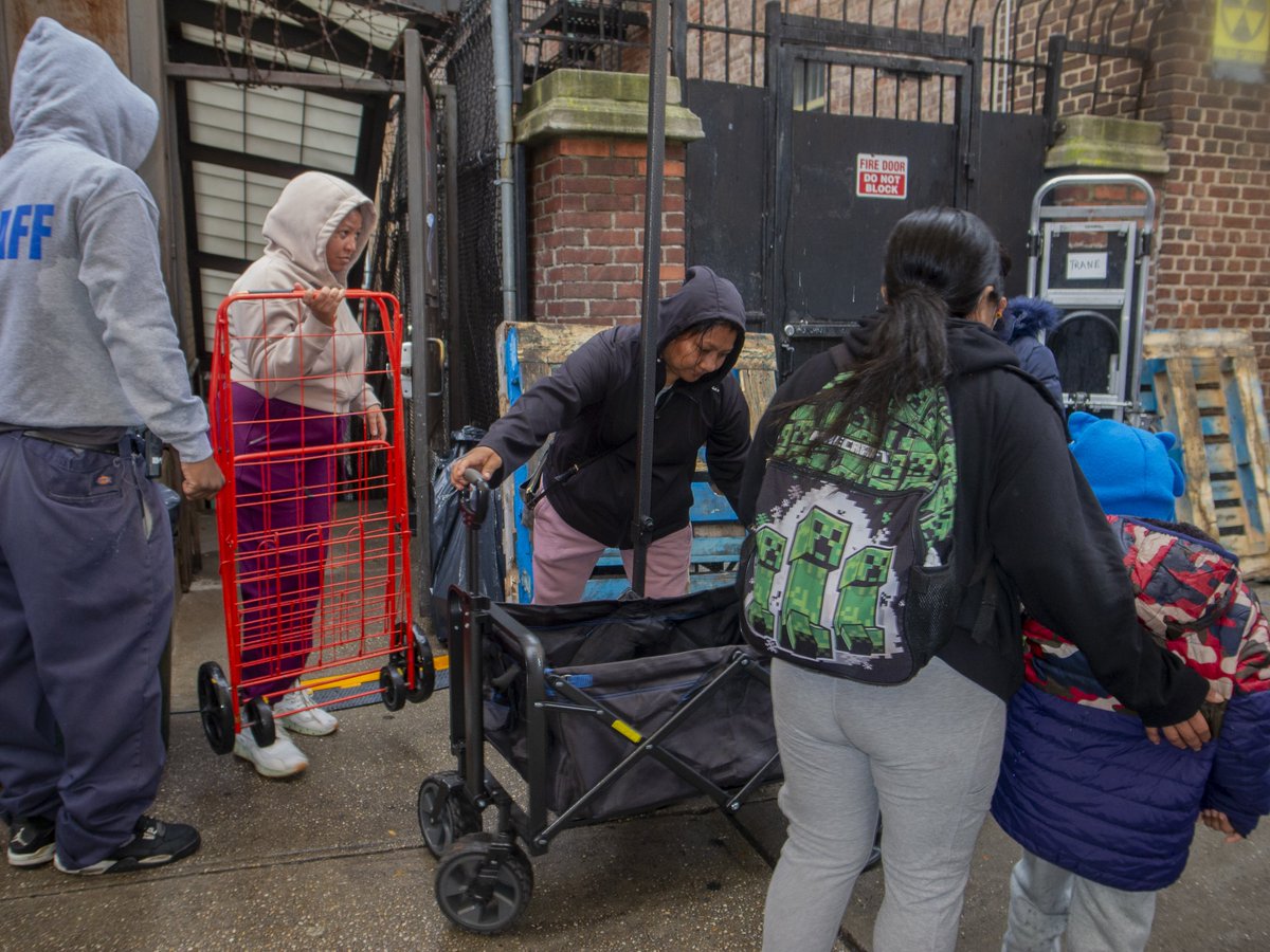 RealJarTaylor's tweet image. SNAP recipients loading up at a free-food pantry in New York in case the handouts stop. They look pretty well fed to me.
Image: © John Marshall Mantel/ZUMA Press Wire