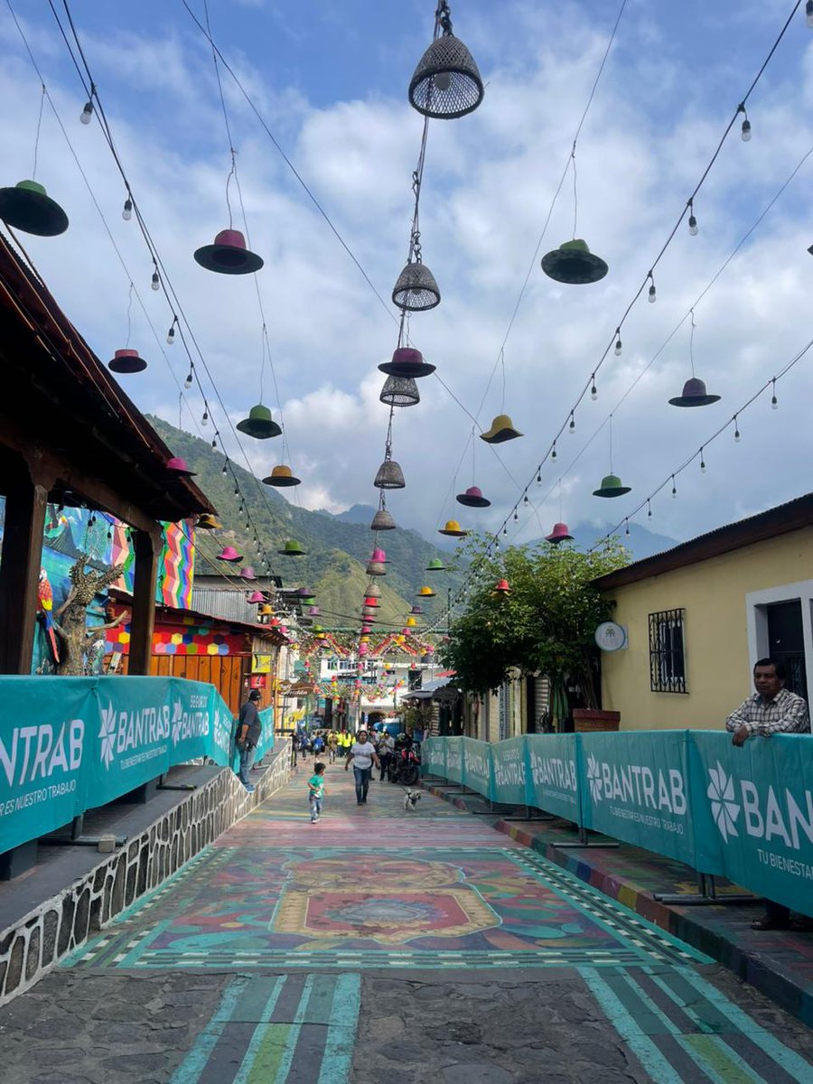 #VueltaaGuatemala2025 | Ya estamos en VIVO con toda la etapa en dos plataformas. VEÁLA AQUÍ: 
FACE: facebook.com/10006451162708…
YOUTUBE: youtube.com/live/PAtABF8W_…