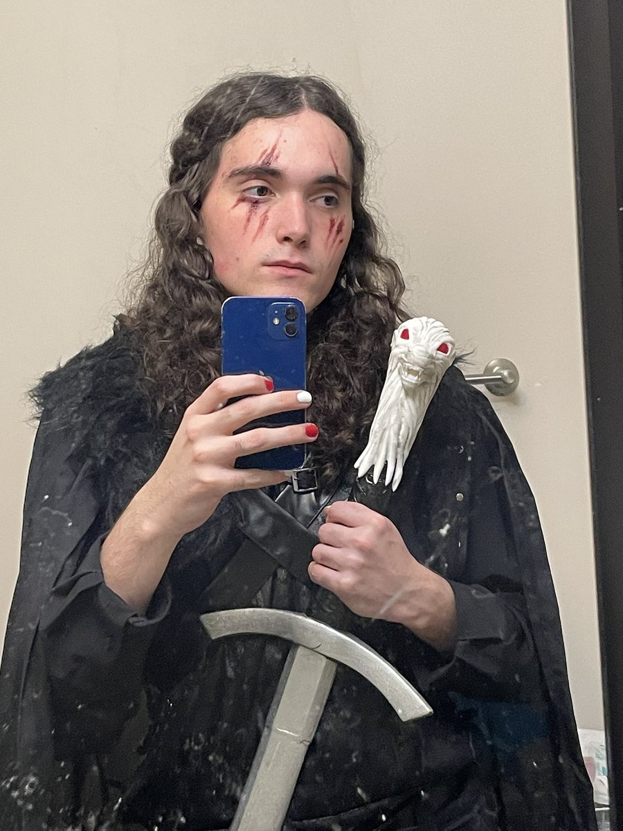 deadfagbIues's tweet photo. you should look behind you, lord snow. the moon has kissed you and etched your shadow upon the ice twenty feet tall. — happy halloween ! #asoiaf #jonsnow https://t.co/25X7KLv3jn