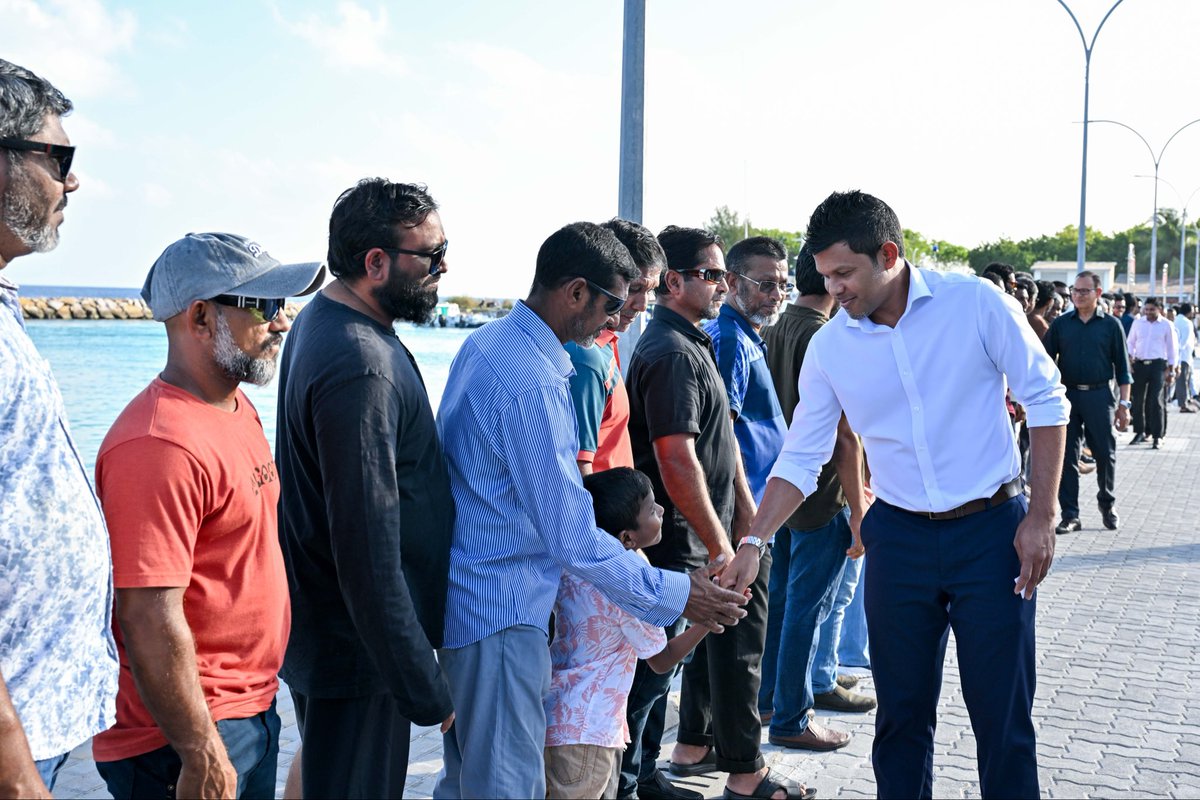 Vice President Uz <a href="/HucenSembe/">Hussain Mohamed Latheef</a> arrives in R. Meedhoo to officiate the “Mahaasanadhu” Award Ceremony, organised by the Secretariat of the Meedhoo Island Council. Upon arrival, the Vice President was warmly welcomed by members of the island community.
 The “Mahaasanadhu” Award