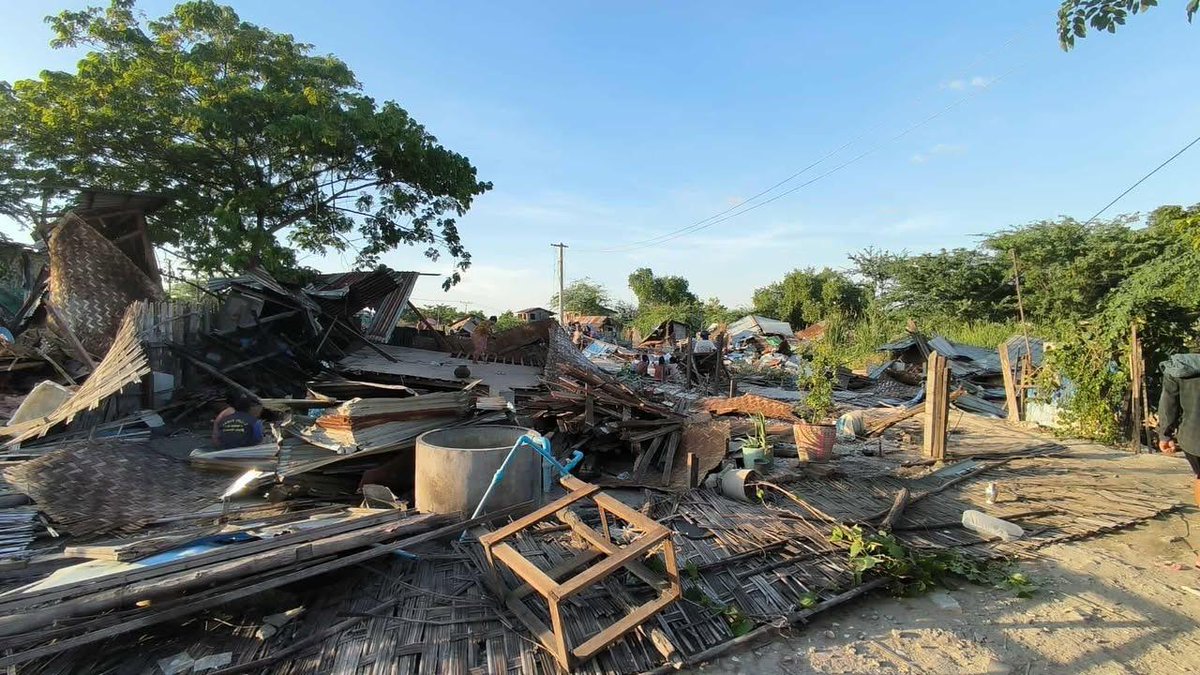 zawmoethant71's tweet photo. Authorities in #Mandalay’s #Pyigyitagon Tsp forcibly demolished more than 500 homes & a monastery in the densely populated #NgweTawKyikone ward on Thursday, citing illegal squatting.
https://t.co/wwGa9bAwtO
#2025Oct31Coup
#WhatsHappeningInMyanmar https://t.co/XWEQ0axwMw