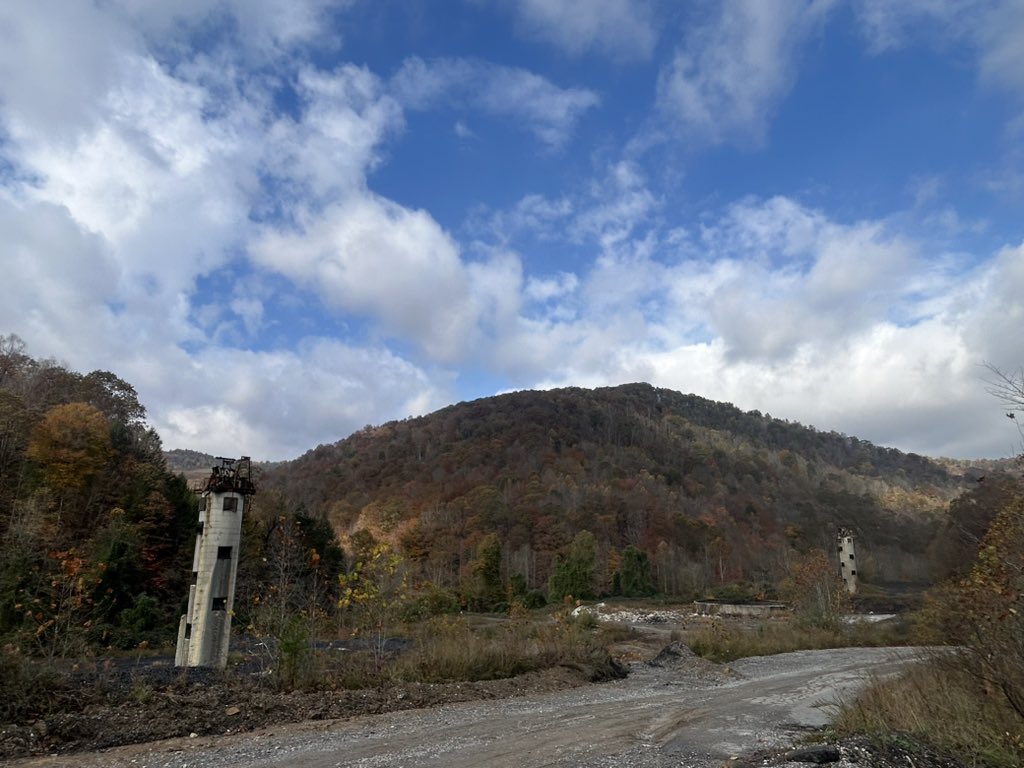 Funkmaster__V's tweet image. Sometimes you gotta drive to some pretty sketchy places to get the shot. I don’t know what this is or how I will use it, but it’s going into the movie if I can get out of here without careening down a ravine. #Kentucky #ClayCounty #UrbanExploring #IJustRuined90dollarshoes#Horror