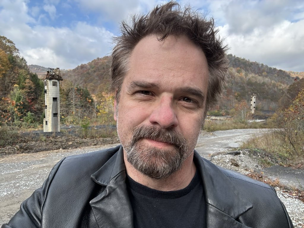 Funkmaster__V's tweet image. Sometimes you gotta drive to some pretty sketchy places to get the shot. I don’t know what this is or how I will use it, but it’s going into the movie if I can get out of here without careening down a ravine. #Kentucky #ClayCounty #UrbanExploring #IJustRuined90dollarshoes#Horror