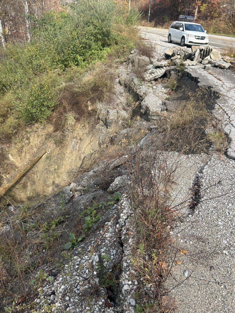 Funkmaster__V's tweet image. Sometimes you gotta drive to some pretty sketchy places to get the shot. I don’t know what this is or how I will use it, but it’s going into the movie if I can get out of here without careening down a ravine. #Kentucky #ClayCounty #UrbanExploring #IJustRuined90dollarshoes#Horror