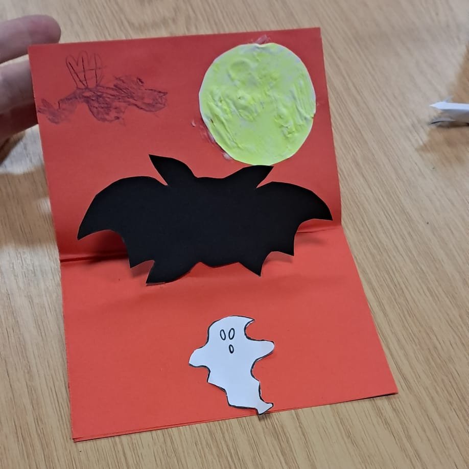 HarrowLibs's tweet image. 🦇 Children at Stanmore Library had a blast making Halloween pop-up bat cards! A big shoutout to Lima, our fab work experience student from Stanmore College, who prepped all the materials and joined in the fun! 🎃✨ #HarrowLibraries #HalloweenCrafts #LibraryMagic
