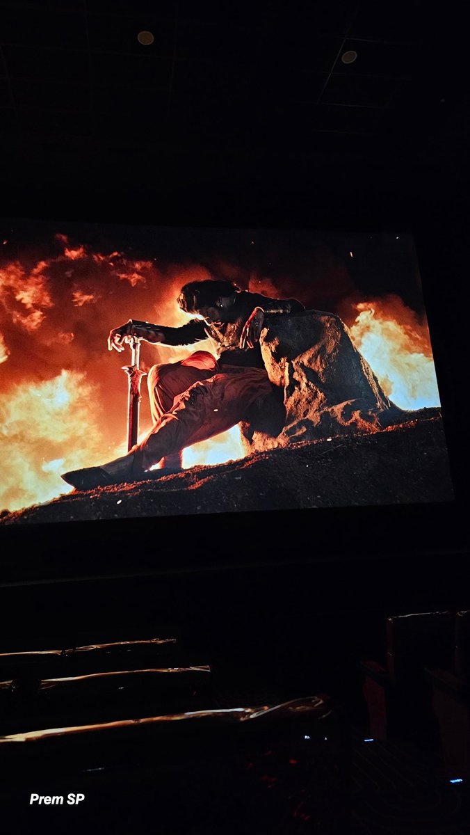 Sandyspeaks3's tweet photo. ఇంక భవిష్యత్ లో కూడా @ssrajamouli గారు కూడా ఇలాంటి సినిమా తీయలేడు... అదేం సినిమా రా అయ్యా ఎన్ని టైమ్స్ చూసినా అదే excitement.. The Best  అంతే.. 
#BahubaliTheEpic #bahubali https://t.co/J7hUDs8WtI