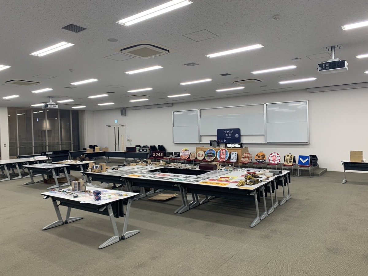 kouken_oue's tweet photo. 今年も大樟祭にて展示を行います！
各日の開室時間が決まりましたので、お伝えします。
場所はD館1階のD12教室です！
11/1 11時～18時
11/2 10時～18時
11/3 10時～14時
の予定です。
設営と撤収にかなりの時間を要しますので1日目と最終日は開室時間は短くなっています。
(画像は昨年のものです) https://t.co/d2xFAsqfU0