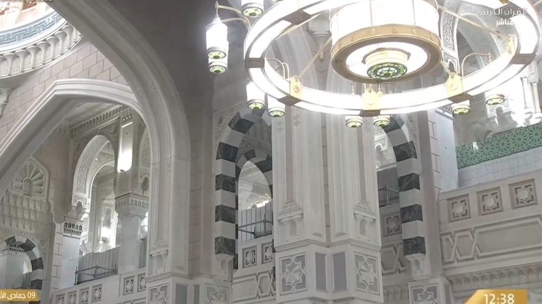 اللي موجوده في الصور ترميم وصيانه الدور الاول من التوسعه الملك فهد وتبين في الصوره حواجز الصيانه