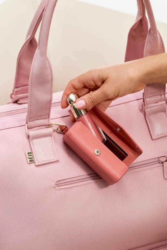 La colección Rare Beauty x BÉIS incluye un estuche para colorete diseñado con un espejo incorporado y un llavero para engancharlo a cualquier bolso.

Con un precio de 28 dólares, estará disponible en línea el 3 de noviembre.