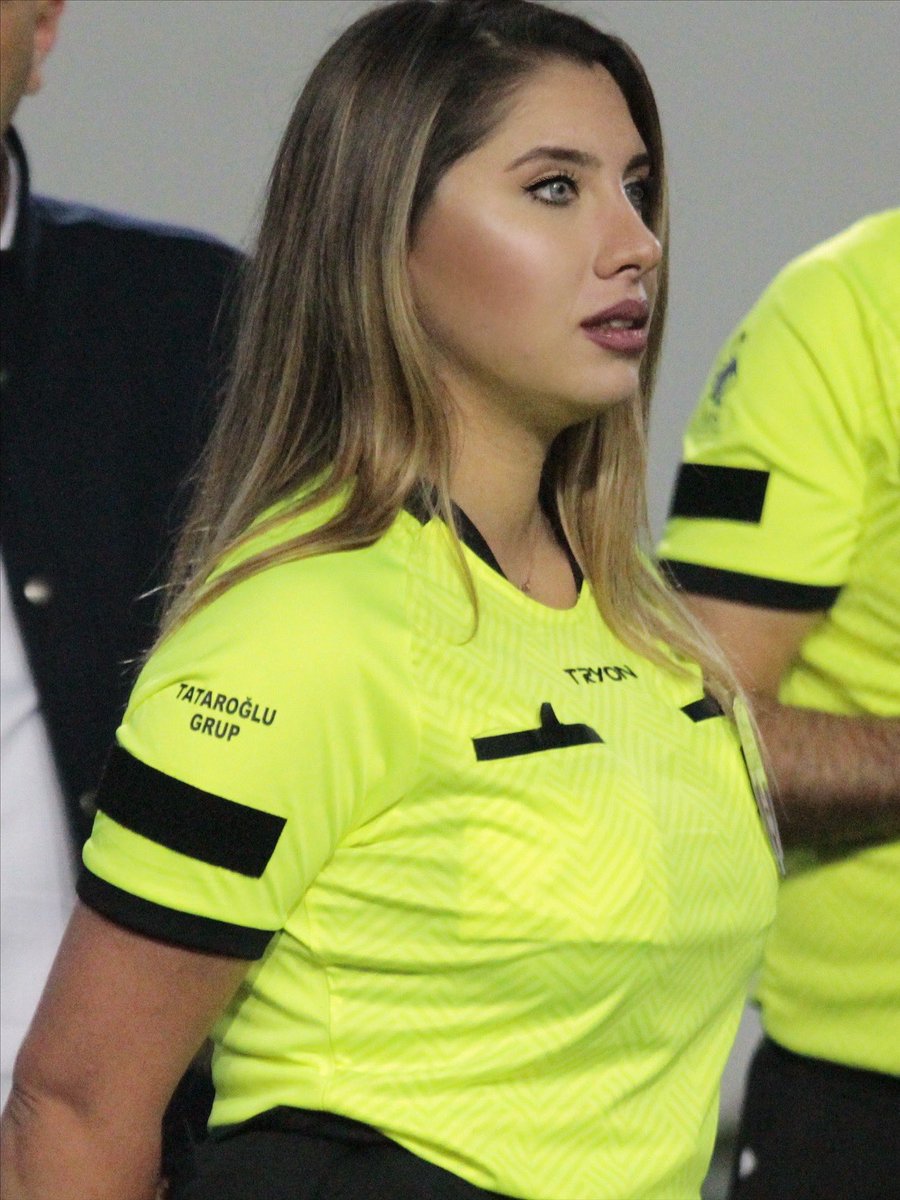 elifkaraarslan_'s tweet image. #ref :) ⚽️🏁