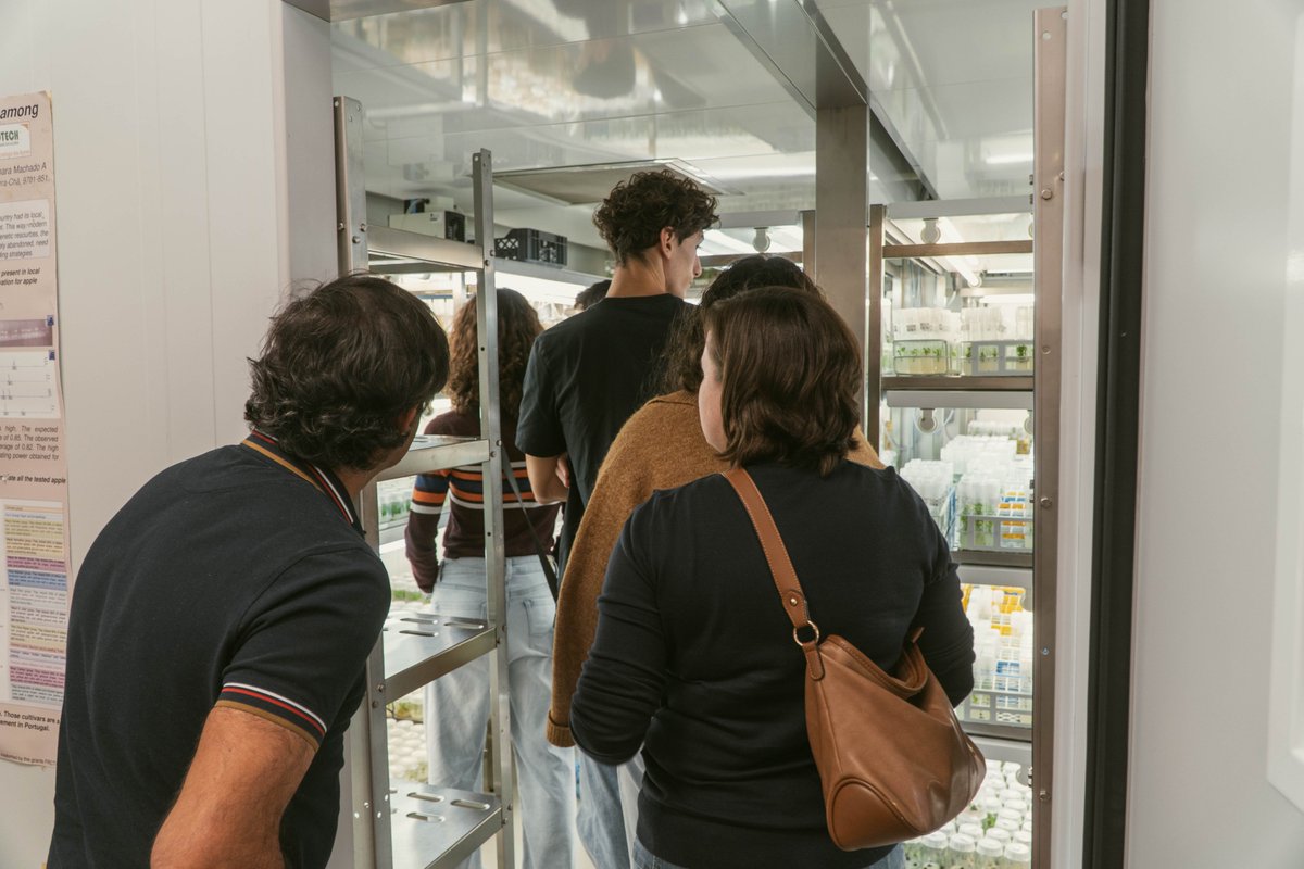 A turma do 12.º 2, do Curso de Ciências e Tecnologias da Escola Básica e Secundária Tomás de Borba visitou o Centro de Biotecnologia da Universidade dos Açores.

Na  visita os alunos  tiveram a oportunidade de conhecer o trabalho científico  desenvolvido na área da biotecnologia.