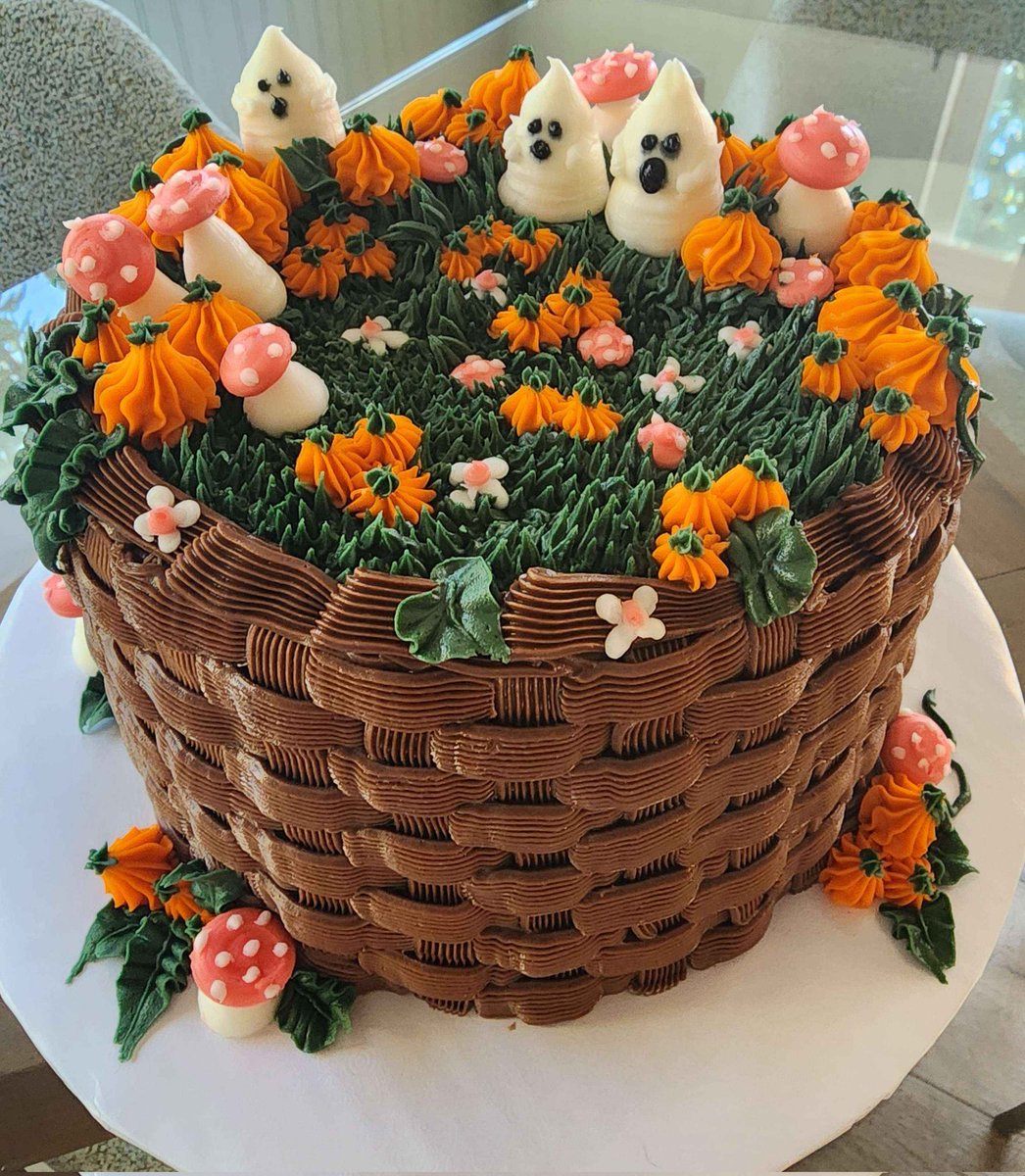 spooky bday for me today :) got a custom cake 🎃