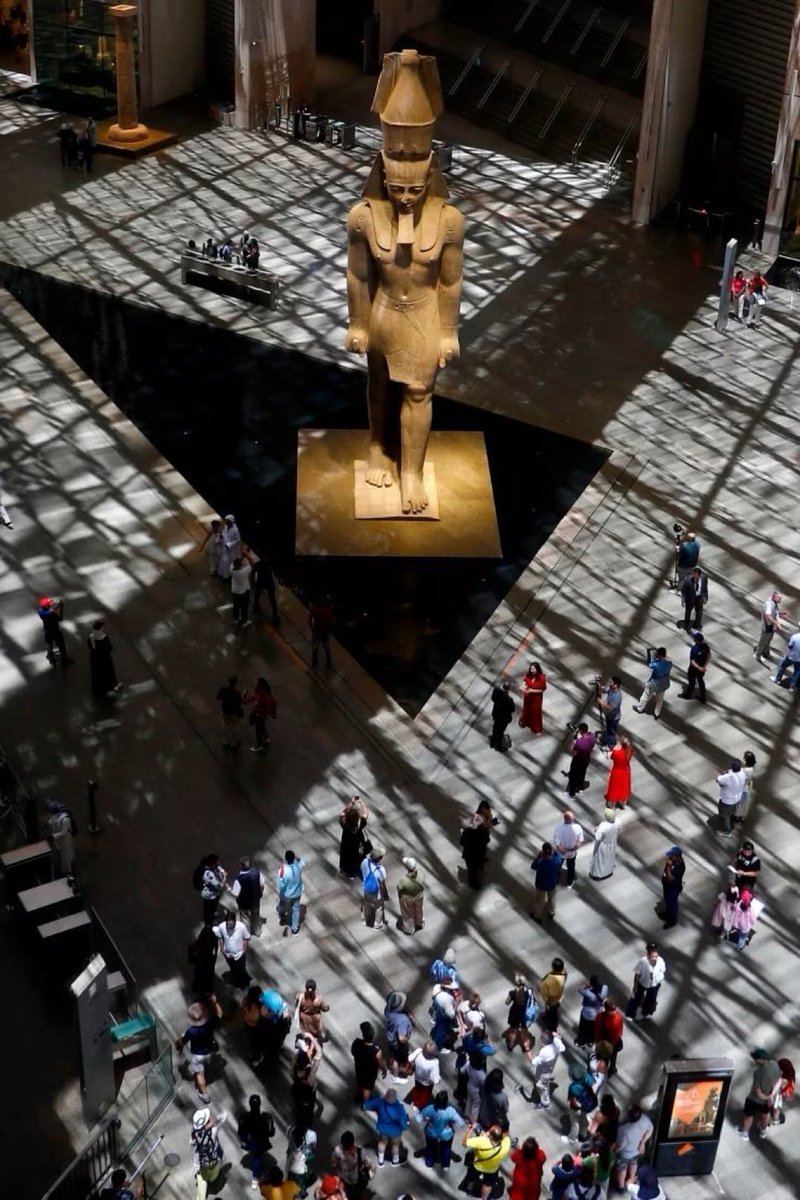 جمال مصر يكمن في بساطتها وشعبها الجميل
المتحف الكبير تم بناءه بأيادي المصريين 
وهو امتداد للتاريخ العظيم لأم الدنيا ..

مقولة ( عظمه على عظمه يامصر ) ماقالوها عبث ، لان مصر فعلاً عظيمه 🇪🇬
انا شخصياً ( بحب المصريين ) 
وتحيا مصر 🫡
 #المتحف_المصري_الكبير