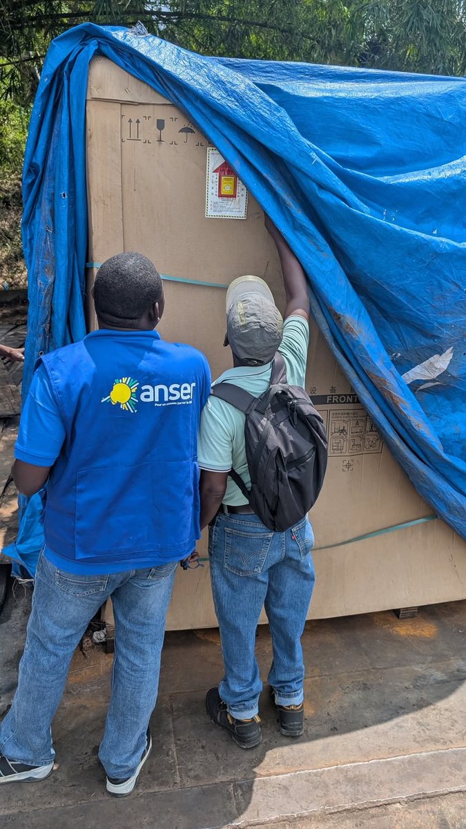 JKapitene's tweet photo. Les équipements pour la construction de la centrale solaire de Bongandanga, dans l'Équateur, sont enfin arrivés après avoir surmonté les difficultés liées à l'acheminement. Bientôt, cette région de la République sera éclairée grâce à #FatshiBeton2048 #AnserRDC https://t.co/1UhOa0kgbp