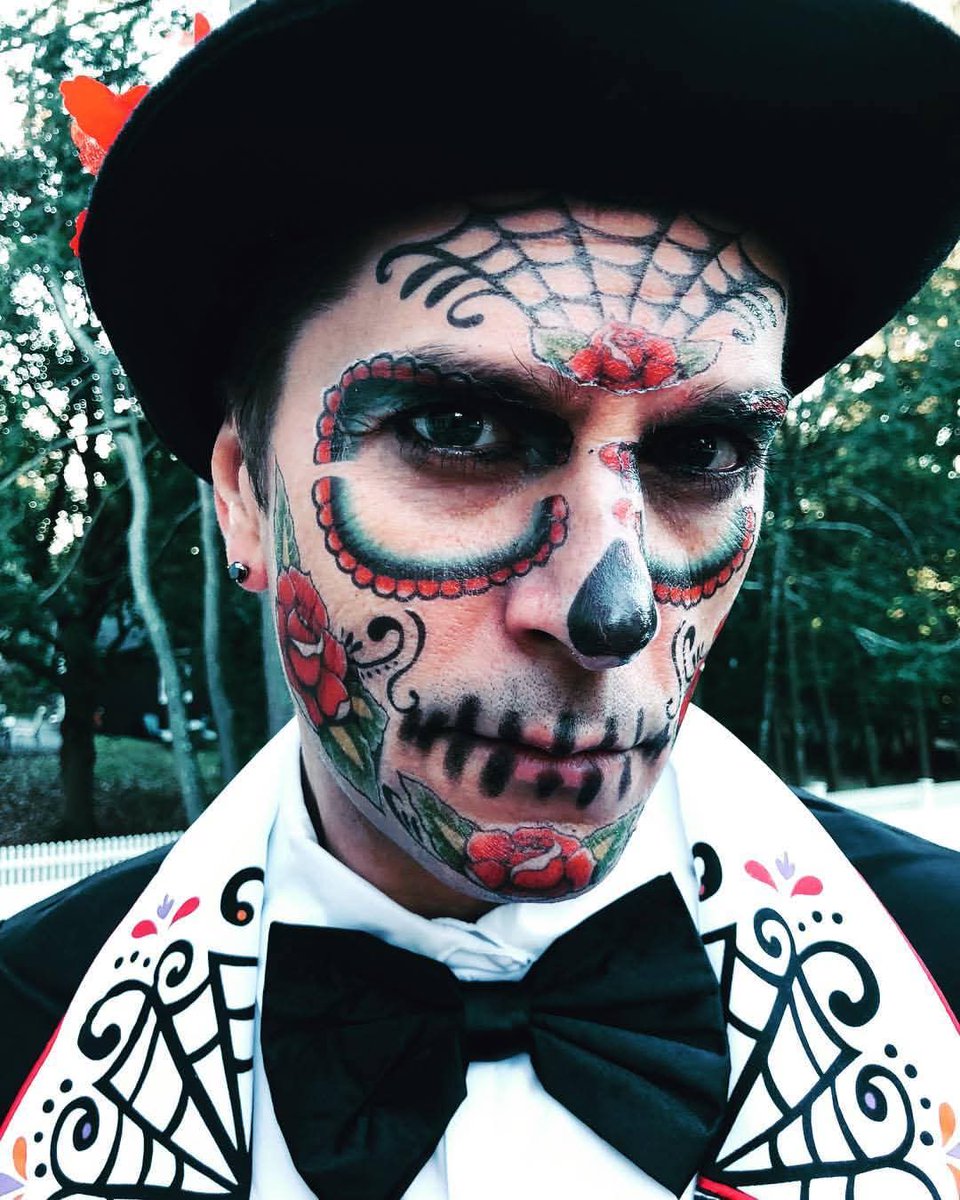 robIuver's tweet photo. @ThisIsRobThomas This is GREAT! Love it 😍 
I just came across this gem 😊 which is also pretty great! 
Happy Halloween, Rob! https://t.co/3300lC4zc9