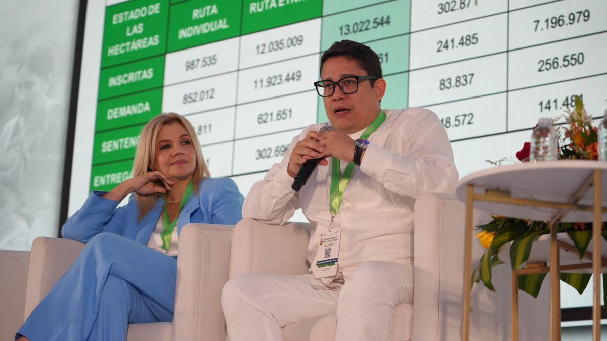 URestitucion's tweet photo. #AEstaHora | El coordinador del Grupo Fondo de la #URT participa en el panel “Retos en la aplicación de los fallos adoptados por parte de la Jurisdicción de Restitución de Tierras y articulación interinstitucional”

👉🏼Un espacio que invita a reflexionar sobre los desafíos en la ejecución de las sentencias y la importancia del trabajo conjunto entre entidades para hacer realidad las decisiones judiciales en los territorios.