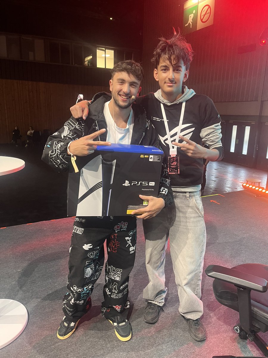 Arshii_YTB's tweet photo. Merci @Inoxtag ❤️❤️ https://t.co/VGiIdPJbm0