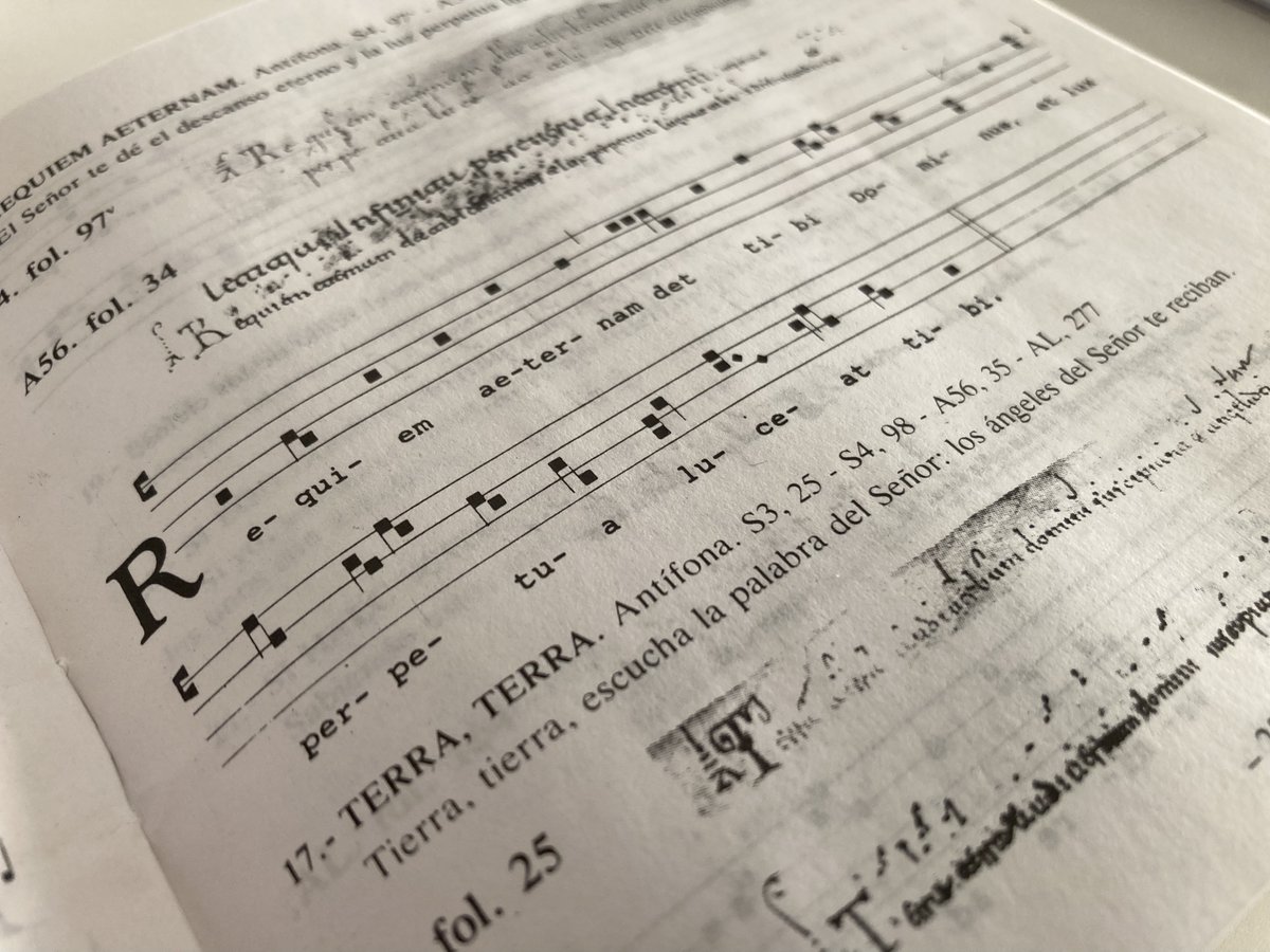 X varios motivos, llevaba tiempo detrás de la edición física de este disco de @scholaantiqua1984 y la espera ha merecido la pena. Además, llega justo a tiempo para #díadedifuntos #todoslossantos 👏🏻
Gracias JC Asensio x la info sobre este trabajo. #música #larioja